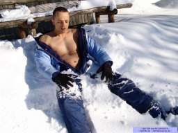 Jason, 26 > SkiingInstuctorInAwesomeSnow